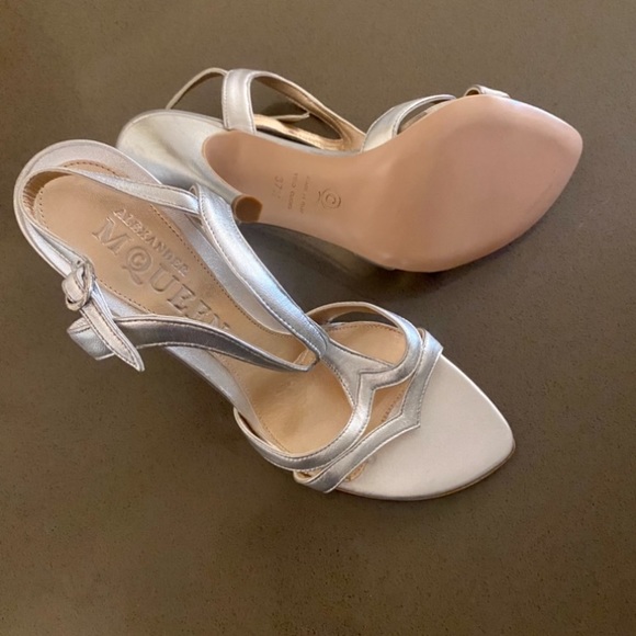 ALEXANDER MC QUEEN. Gorgeous Silver Strappy Heels , 37 1/2 . NEW CONDITION ❤️💕 - Picture 7 of 11